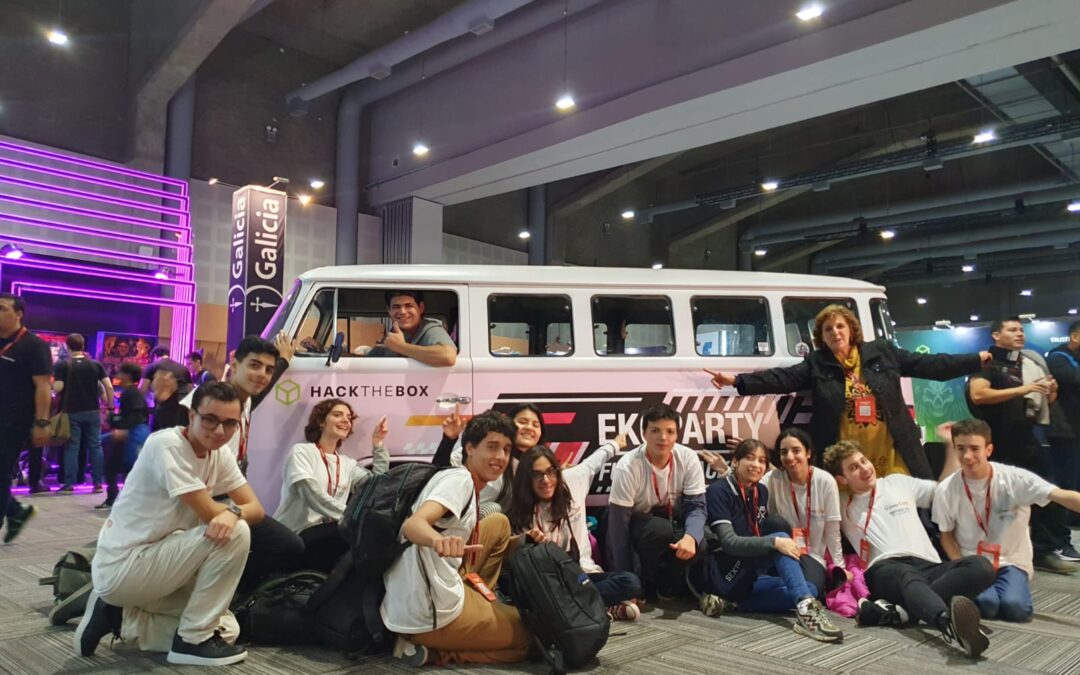 Jóvenes XXI en EkoParty presentando #HoneyCorp