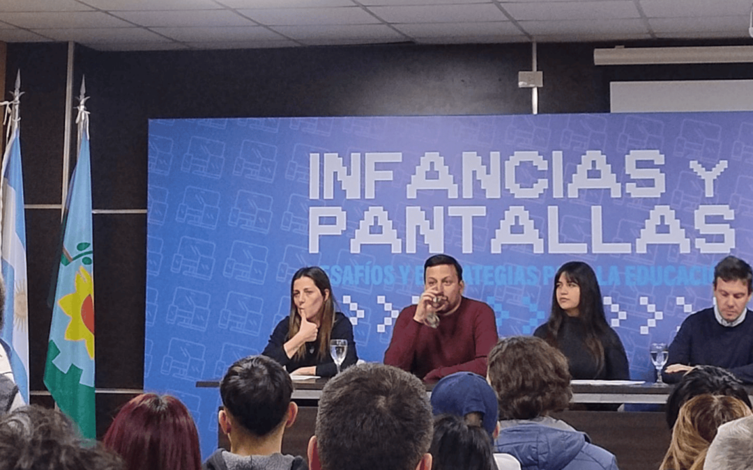 ¡Participamos en la charla “Infancias y Pantallas”!